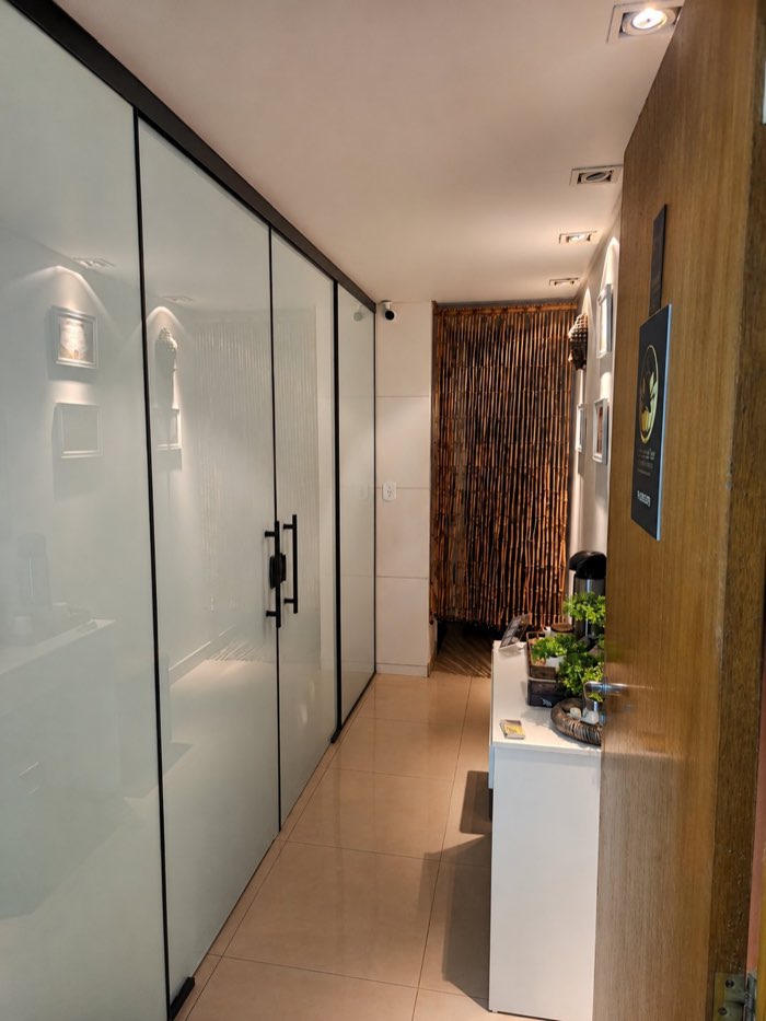 Recepção e corredor do consultório Essência do Ser — Edifício Bahamas Center